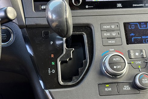 Used 2019 Toyota Sienna SE image 18