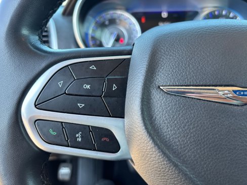 Certified 2022 Chrysler 300 Touring w/ Sport Appearance Package image 18