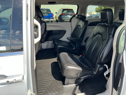 Used 2023 Chrysler Pacifica Touring-L image 18
