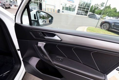 Used 2022 Volkswagen Tiguan SE image 46