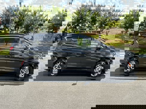 Used 2023 Chrysler Pacifica Touring-L image 6