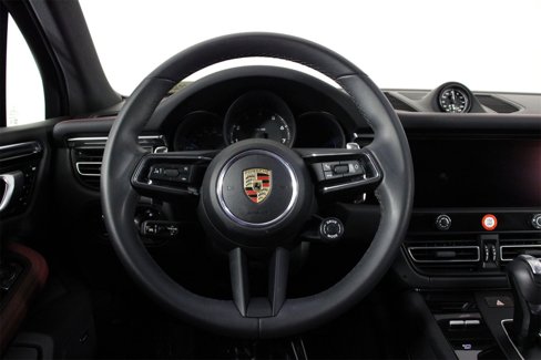 Certified 2025 Porsche Macan image 12