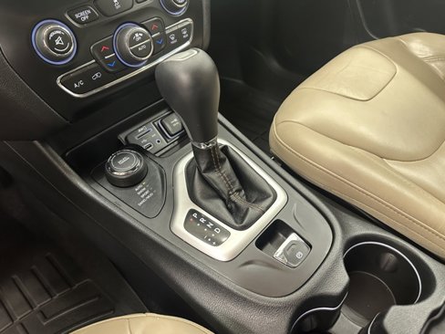 Used 2016 Jeep Cherokee Limited image 24