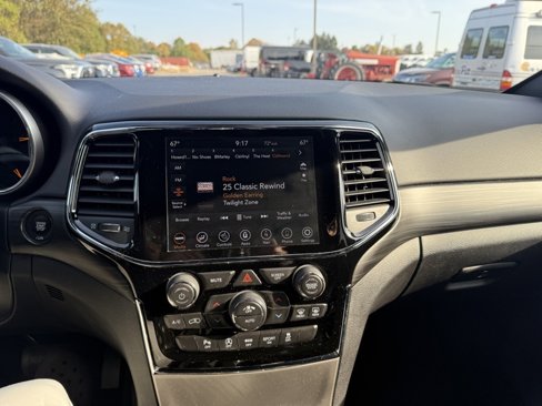 Used 2021 Jeep Grand Cherokee Laredo X image 12