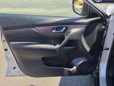 Used 2015 Nissan Rogue SV w/ SV Premium Package image 9