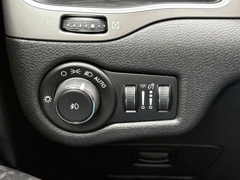 Used 2021 Jeep Cherokee Latitude Plus w/ Sun & Sound Group image 32
