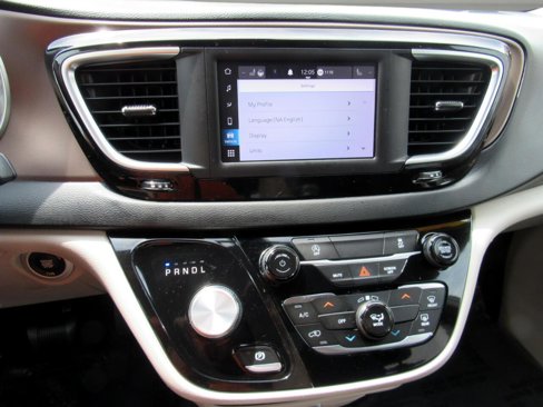 Used 2022 Chrysler Voyager LX image 22