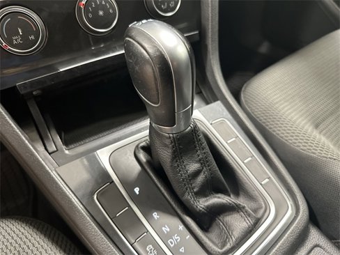 Used 2018 Volkswagen Golf S image 33