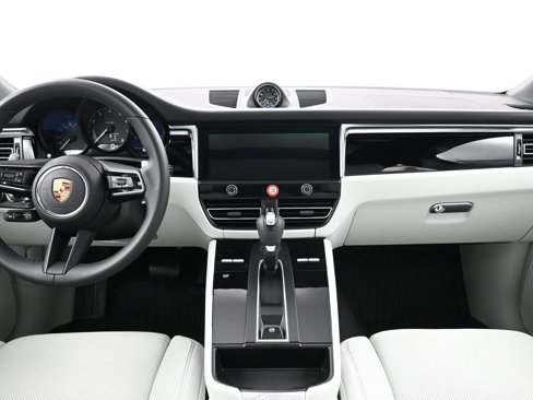 Certified 2025 Porsche Macan image 9
