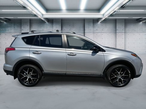 Used 2018 Toyota RAV4 SE image 3
