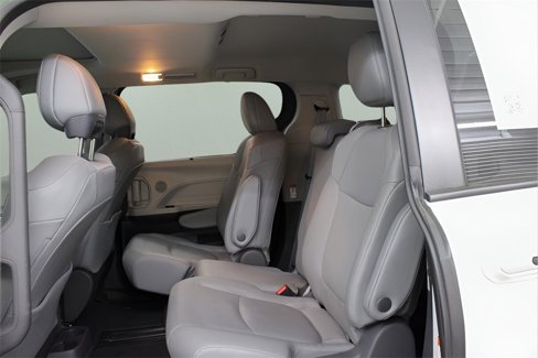 Used 2021 Toyota Sienna XLE image 18
