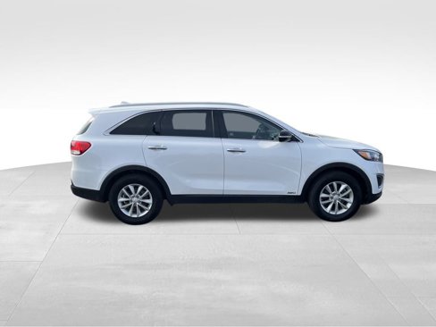 Used 2017 Kia Sorento LX w/ LX Convenience Package image 6