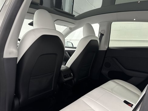 Used 2023 Tesla Model Y Long Range image 13