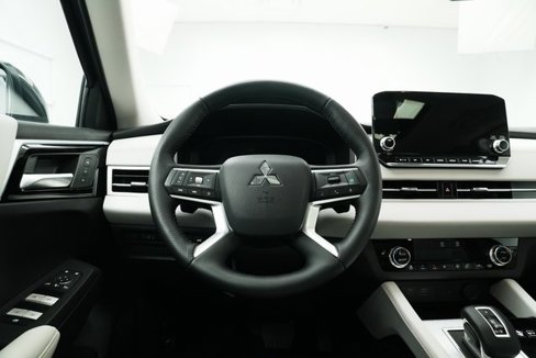 Used 2025 Mitsubishi Outlander SEL image 24