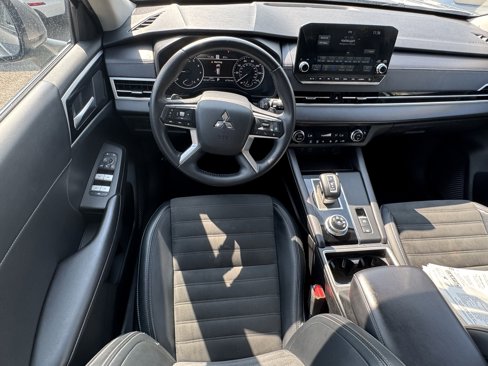 Used 2024 Mitsubishi Outlander SE image 7