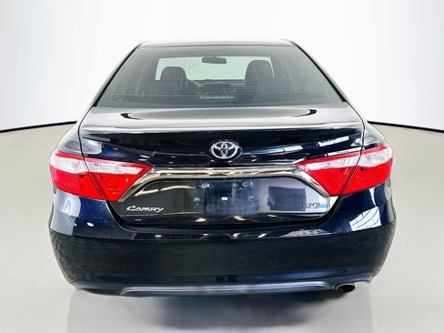 Used 2017 Toyota Camry SE image 6