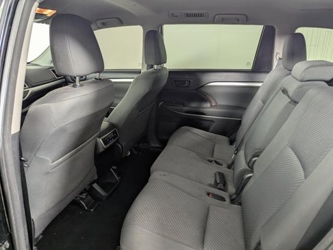 Used 2017 Toyota Highlander LE image 16