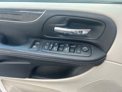 Used 2014 Chrysler Town & Country Touring-L w/ Driver Convenience Group image 12