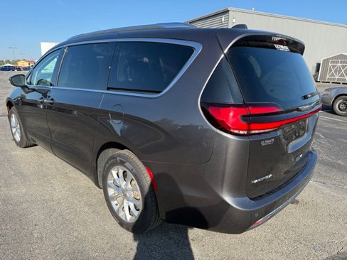 Used 2021 Chrysler Pacifica Touring-L image 4