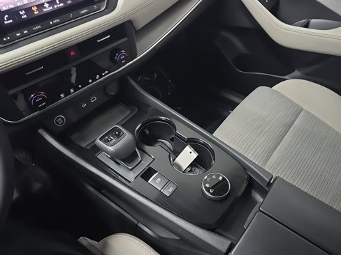 Used 2023 Nissan Rogue SV image 25