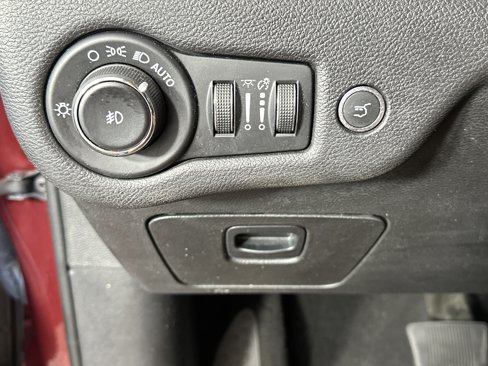 Used 2019 Jeep Cherokee Limited image 27
