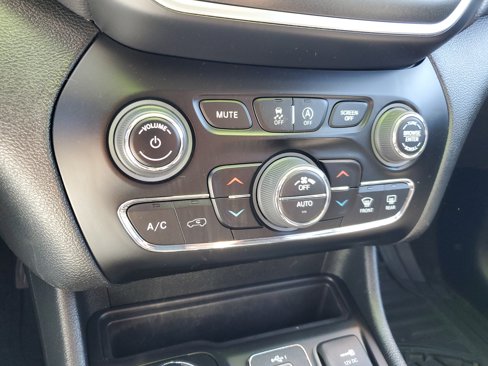 Used 2023 Jeep Cherokee Trailhawk image 17