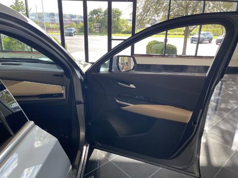 Used 2025 Cadillac XT4 Premium Luxury image 16