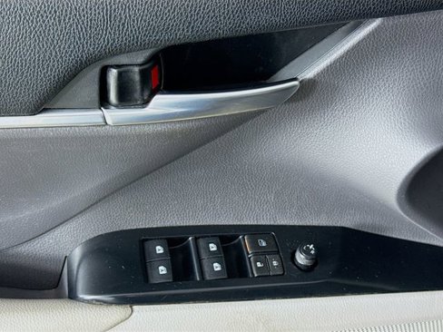 Used 2018 Toyota Camry L image 19