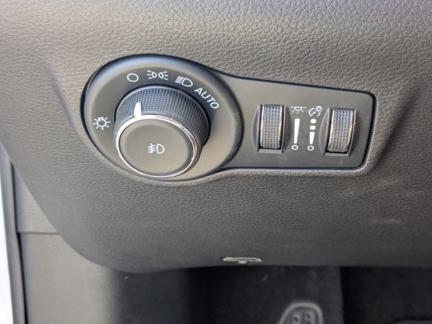 Used 2023 Jeep Compass Latitude w/ Sun and Sound Group image 17