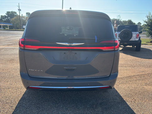 Used 2023 Chrysler Pacifica Touring-L image 4