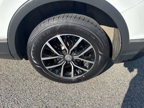 Certified 2021 Volkswagen Tiguan SE w/ Panoramic Sunroof Package image 17