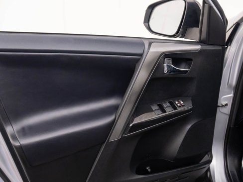 Used 2016 Toyota RAV4 SE image 12