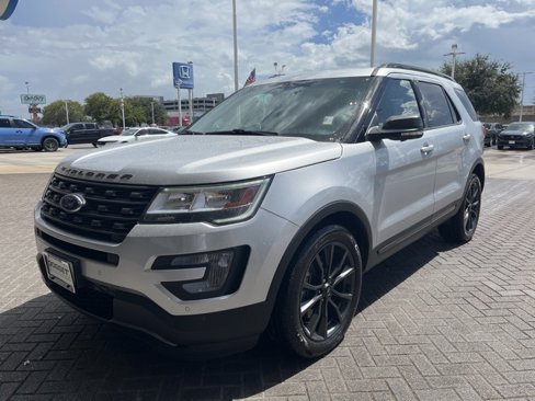 Used 2017 Ford Explorer XLT w/ Equipment Group 202A image 1