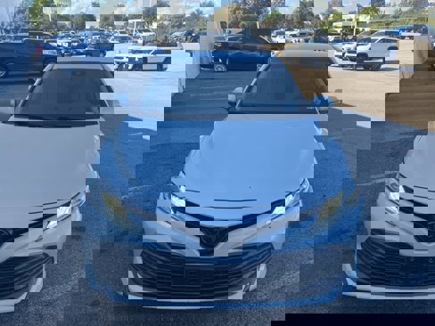 Used 2019 Toyota Camry XLE image 2