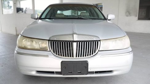 Used 1998 Lincoln Town Car Executive image 2