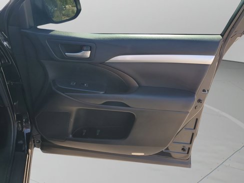 Used 2016 Toyota Highlander XLE image 13
