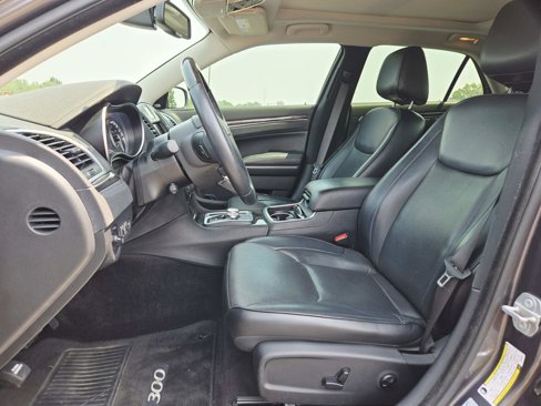 Used 2017 Chrysler 300 C image 13
