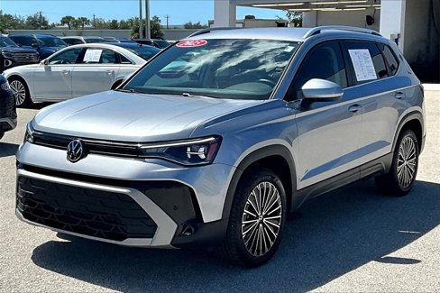 Certified 2025 Volkswagen Taos SE image 9