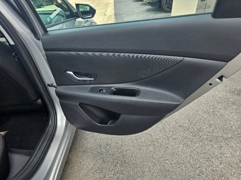 Used 2023 Hyundai Elantra SEL image 12