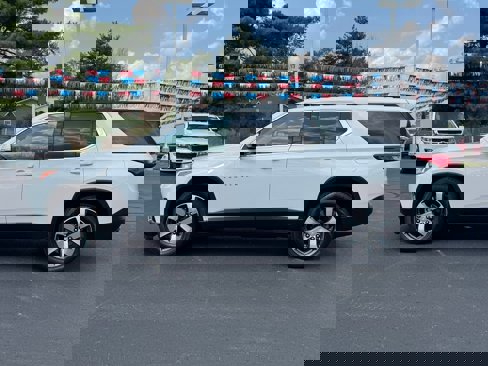 Used 2019 Chevrolet Traverse LT w/ LT Premium Package image 8