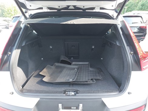 Used 2021 Volvo XC40 T4 R-Design w/ Climate Package image 14