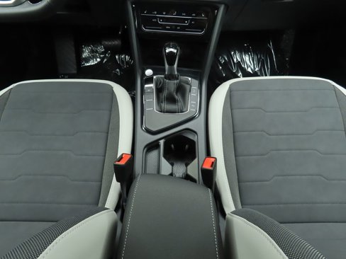 Certified 2025 Volkswagen Taos SE image 17