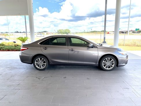 Used 2017 Toyota Camry SE image 4