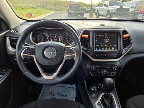 Used 2017 Jeep Cherokee Latitude w/ Comfort/Convenience Group image 16
