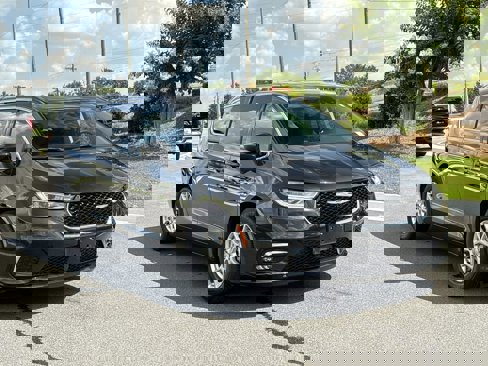 Used 2023 Chrysler Pacifica Touring-L image 7