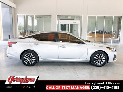 Used 2024 Nissan Altima 2.5 SV image 3