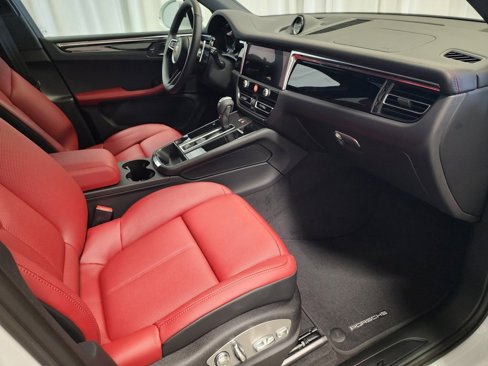 Used 2025 Porsche Macan image 28