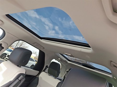 Certified 2025 Land Rover Discovery S image 9