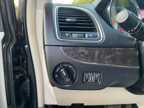 Used 2016 Chrysler Town & Country Touring w/ Driver Convenience Group image 30