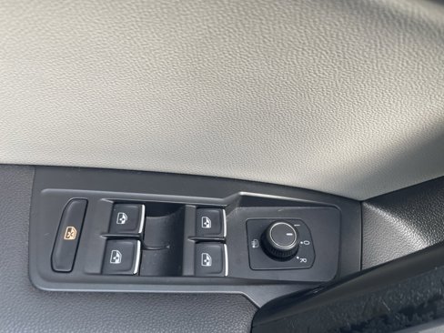Used 2018 Volkswagen Tiguan SE w/ Panoramic Sunroof Package image 10
